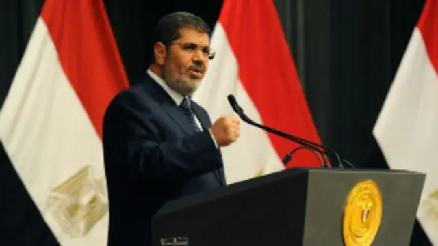 الرئيس المصري يتابع مع وزراءه جهود تأمين المتظاهرين