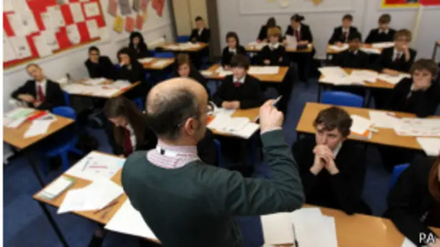 调查发现，有许多教师对工资待遇不满，想离开这个职业。