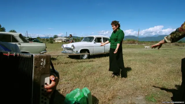 Qadın Alaverdova bayramına qatılır. Justyna Mielnikiewicz 