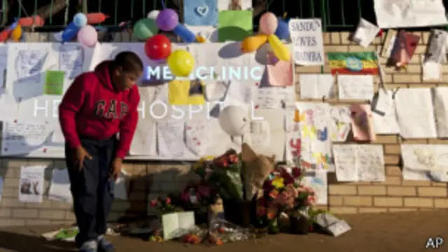 Возле больницы, где лежит Нельсон Мандела