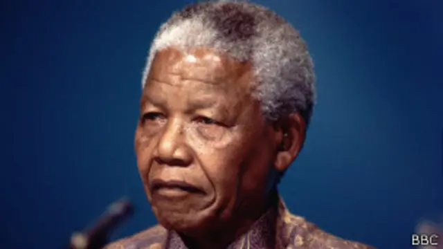 اعتزل مانديلا الحياة العامة في عام 2004