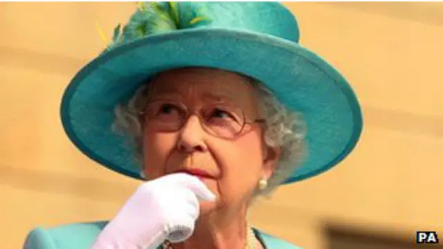 ملکه بریتانیا گذرنامه ندارد