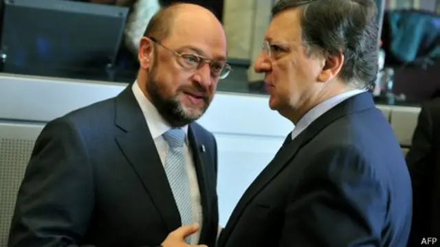 مارتین شولتز، سخنگوی پارلمان (راست)، مانوئل باروسو رئیس کمیسیون اروپا (چپ)