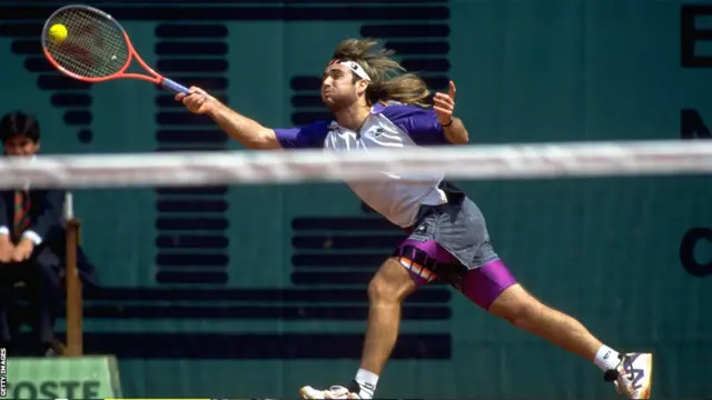 اپنے کیریئر کے آغاز میں آندرے اگاسی نے ومبلڈن میں حصہ لینے سے اس لیے انکار کیا کہ وہ اپنی ڈینم کی نکر اور مختلف رنگوں کی شرٹ اتارنے کو تیار نہیں تھے۔ امریکی کھلاڑی نے 1991 میں ومبلڈن کے قوانین کے مطابق لباس پہنے کا ارادہ کیا۔ لیکن انہوں نے اپنی بالی اتارنے سے انکار کیا۔