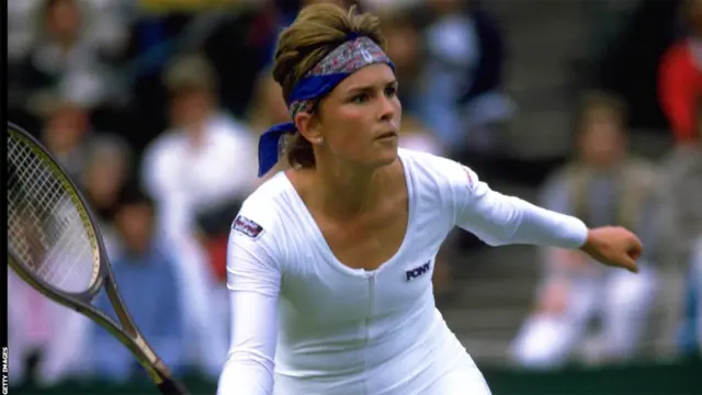 اس وقت کے فیشن کے مطابق امریکی کھلاڑی این وائٹ نے 1985 کے ومبلڈن میں جسم سے چپکا ہوا ایک پیس کا لباس پہنا۔ لیکن آل انگلینڈ کلب نے اس پر اعتراض کیا۔ 