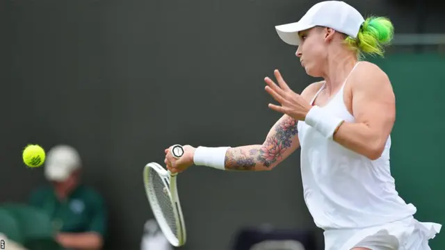 اسی طرح قوانین میں کھلاڑیوں کے جسموں پر ٹیٹوز کے حوالے سے کچھ نہیں کہا گیا ہے۔ اس تصویر میں امریکی کھلاڑی بیتھنی میٹک سینڈز کے بازو پر ٹیٹو نظر آ رہا ہے۔ 