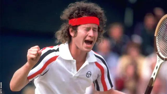 تین بار ومبلڈن چیمپیئن بننے والے امریکی کھلاڑی جان میکنرو بالوں پر لال رنگ کا بینڈ پہنتے تھے۔ 