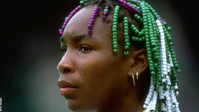 ایک طرف ومبلڈن کی انتظامیہ کھلاڑیوں کے لباس کے حوالے سے بڑی سخت ہے لیکن وہ بالوں کے حوالے سے کچھ نہیں کہتے۔ یہ تصویر 1997 میں وینس ولیئم کی ہے جنہوں نے بالوں میں مختلف رنگ کے موتی پہن رکھے ہیں۔ 