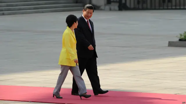 中国官方媒体则大篇幅报道朴瑾惠上任后对与中国关系的重视，称她打破惯例先来中国，而非日本，另外她派出的第一个使团也是以中国为目的地。 