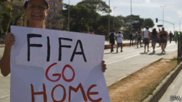 Muitos acreditam que a Fifa não transfere ao país sede os benefícios financeiros gerados pelo torneio.
