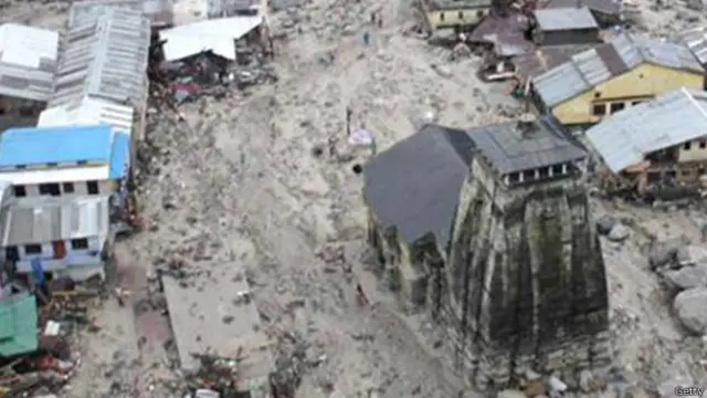 केदारघाटी में आवश्यक उपकरणों की कमी के चलते शवों को मलबे से बाहर में काफी दिक्कत आ रही है.