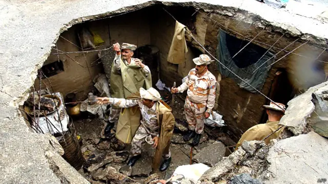 فوجی دور دراز علاقوں میں پھنسے لوگوں کو نکالنے کی کوشش میں جنگی پیمانے پر جٹے ہوئے ہیں