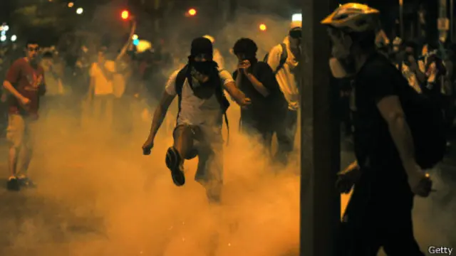 Столкновения с полицией в Белу-Оризонти