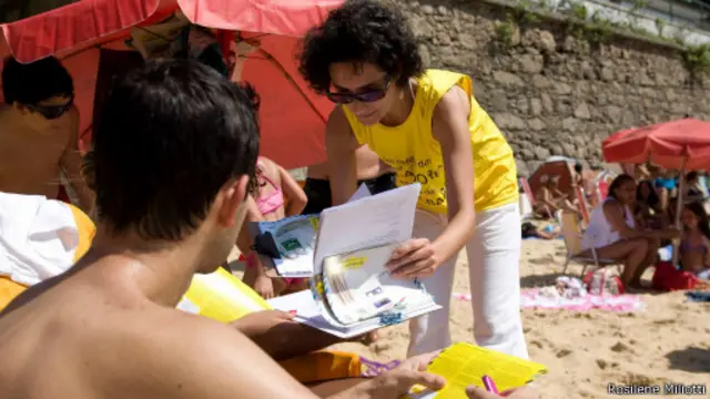 Agente da Anistia Internacional em praia do Rio. Crédito: Rosilene Miliotti/Anistia