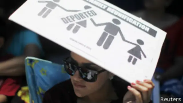 Manifestante protesta no Congresso dos EUA pedindo reforma migratória (Reuters)