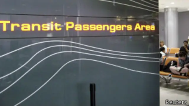 В транзитной зоне "Шереметьево" Сноудена никто из журналистов не видел