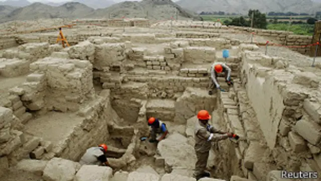 पुरातत्वविदों के मुताबिक एल कास्टीलो डे हुआरमे में मिली कब्रगाह वारी सभ्यता के शाही वर्ग की है.