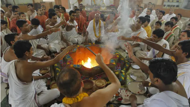 उत्तराखंड बाढ़ पीड़ितों के लिए कई जगह हवन और प्रार्थना की जा रही है.