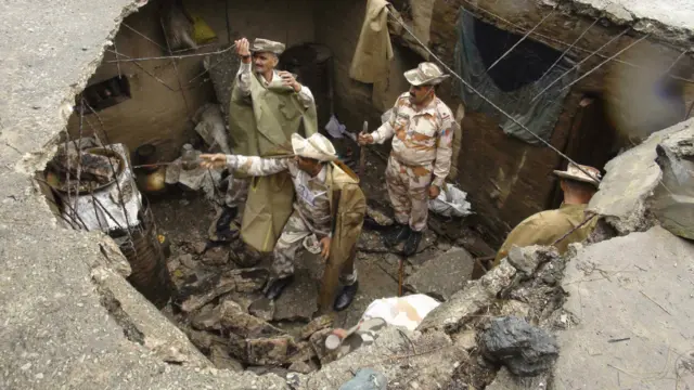 उत्तरकाशी में टूटे मकानों के बीच जीवित बचे लोगों की तलाश में आईटीबीपी के लोग. तस्वीर-रॉयटर्स