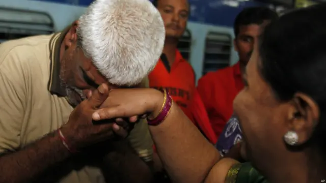 कुछ लोग जीवित बच अपनों से मिल पा रहे हैं, वहाँ काफ़ी भावुक दृश्य देखे जा सकते हैं.