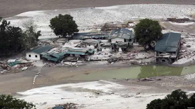 उत्तराखंड में बाढ़ से भारी तबाही मची है और बताया जा रहा है कि कई गाँव नष्ट हो गए हैं.