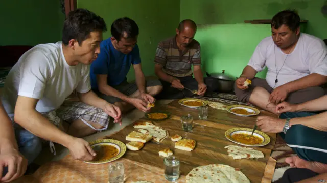 Pengungsi Afghanistan menikmati makanannya, Getty images