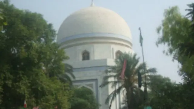 د رحمان بابا مزار په بمونو والوزول شو او پښتنو ته رحمان بابا يو پېغور شو.