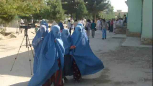 د کمیسیون په وینا د نوم لیکنې په لومړي پړاو کې شاو خوا ۷۰ زرو کسانو د رایو کارتونه ترلاسه کړي، چې له هغې ډلې یواځې شاوخوا ۱۵ زره يې مېرمنې دي.