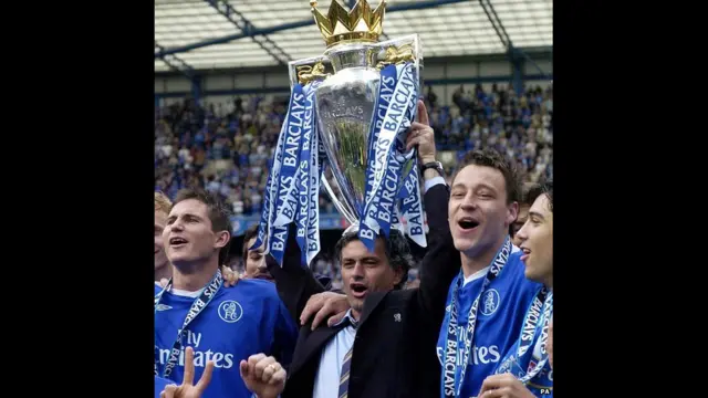 Mourinho, Chelsea'ye yarım asırdır ilk Premier Lig şampiyonluğunu ve çok daha fazlasını kazandırdı. Ancak daha sonra Abromoviç'le yaşanan görüş ayrılıkları, Mourinho'nun kulüpteki son dönemine gölge düşürdü. 