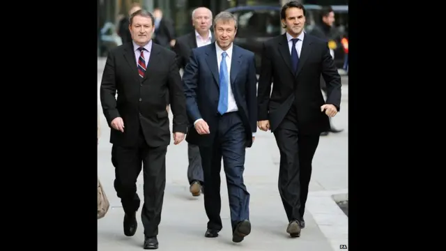 Abramoviç 2012 boyunca, Londra'da sürgünde yaşayan Rus işadamı Boris Berezovski'yle servetini büyük oranda azaltabilecek bir hukuk savaşına girdi. Berezovski, Abramoviç'in Rus petrol devi Sibneft'teki hisseleri satmaya zorladığını savunuyor ve 4,7 milyar dolar tazminat talep ediyordu. Davayı Abromoviç kazandı. 