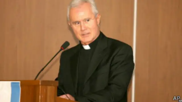 کاردینال نونزیو اسکارانو، به ظن نقل و انتقال پول از طریق بانک واتیکان توسط پلیس ایتالیا مورد بازجویی قرار گرفته است