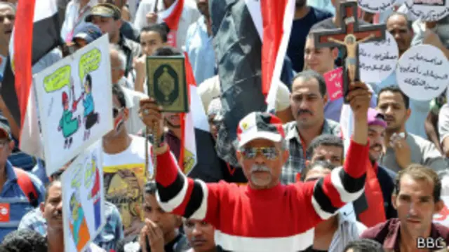 رفع المتظاهرون في ميدان التحرير الهلال والصليب للدلالة على "الوحدة الوطنية"