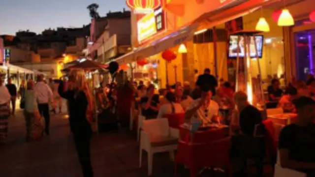 पुर्तगाल के अल्ग्रेव में पूरे यूरोप से पर्यटक आते हैं