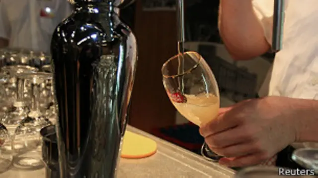 Un camarero sirve una cerveza