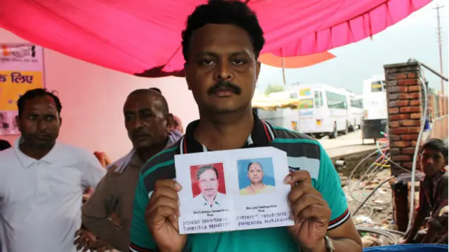 उत्तराखंड में आपदा के बाद परिजनों को ढ़ूंढ़ने के लिए लोग परेशान हैं