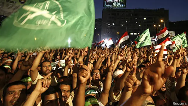 يدافع أنصار مرسي عن ما يرون أنه شرعية اكتسبها الرئيس عبر الانتخابات