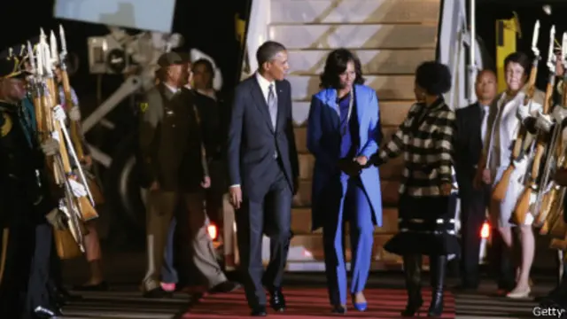 奥巴马夫妇在比勒陀利亚空军基地机场受到南非部长的欢迎（28/06/2013）