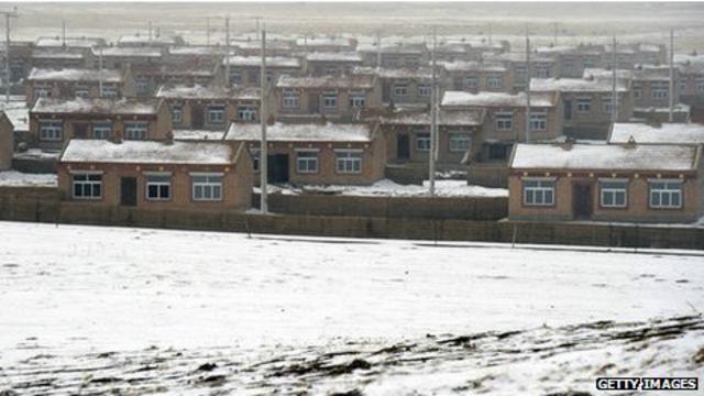 HRW nói nhiều quan chức của Đảng Cộng sản đang trú ngụ tại các làng người Tây Tạng