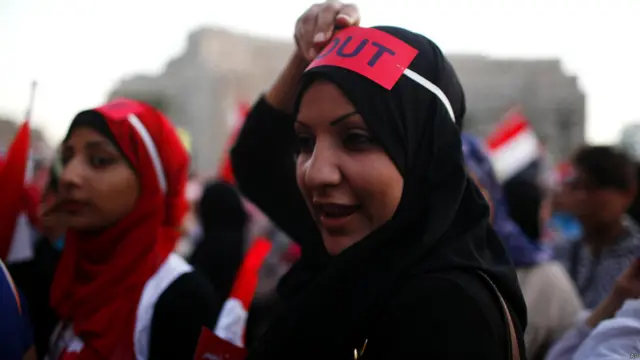 أحد معارضي محمد مرسي الذين يطالبونه بإجراء انتخابات رئاسية مبكرة استعدادا لمظاهرات تطالب بإسقاط مرسي في 30 من الشهر الجاري.