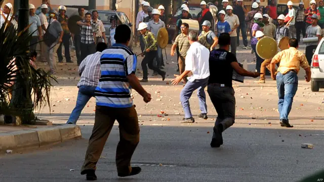 كما شهدت مدينة شبراخيت بمحافظة البحيرة أحداث عنف وكر وفر وتراشق بالحجارة بين المتظاهرين وشباب جماعة الإخوان.