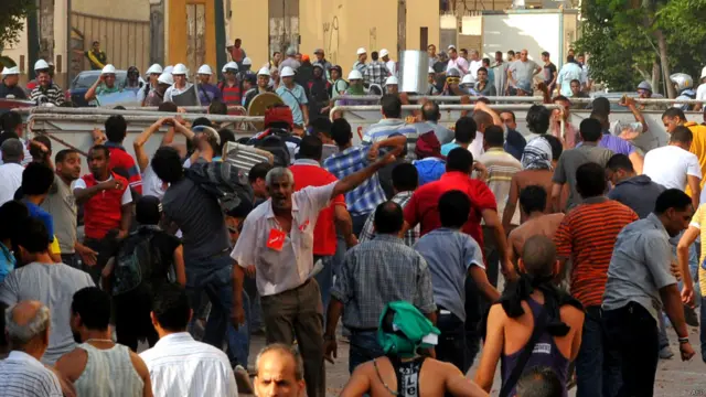 وتزداد المخاوف في مصر من اندلاع أعمال عنف وحالة من الفوضى تهدد استقرار البلاد.