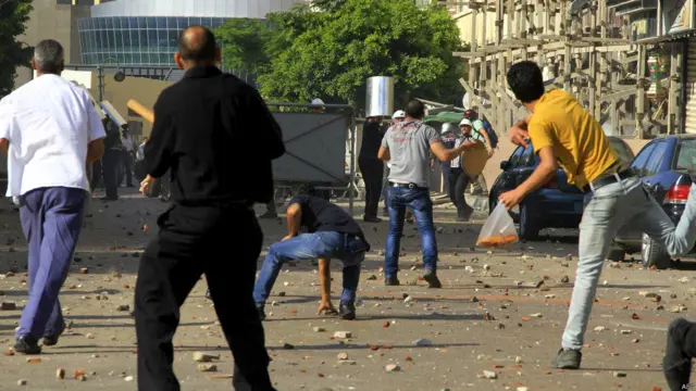 ووقعت مواجهات عنيفة في عدد من محافظات الدلتا بين معارضين للرئيس المصري وانصاره.