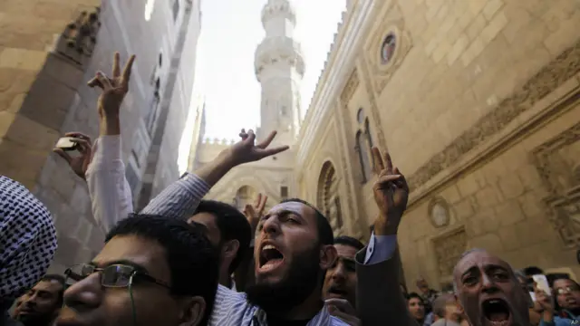 كما توافد عشرات الآلاف من أعضاء الأحزاب والقوى والتيارات الإسلامية على مسجد رابعة العدوية للمشاركة في مظاهرات تحت عنوان "الشرعية خط أحمر" لدعم الرئيس المصري مرسي.