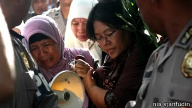 Nia Sjarifudin (berkaca mata) mendampingi seorang warga Ahmadiyah di Bekasi yang masjidnya disegel oleh pemerintah kota itu, April 2013 lalu.