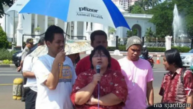 Nia Sjarifudin dalam aksi di depan Istana Merdeka, menentang kebijakan diskrimitaif terhadap kelompok minoritas.