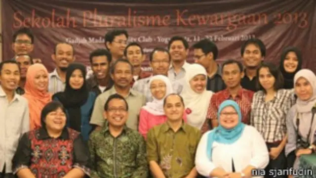 Bersama organisasi yang dipimpinnya, ANBTI, Nia tampil untuk berbagi pengalaman di Sekolah Pluralisme Kewarganegaraan yang didirikan UGM Yogyakarta.