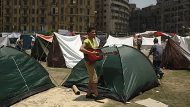 متظاهر في ميدان التحرير 