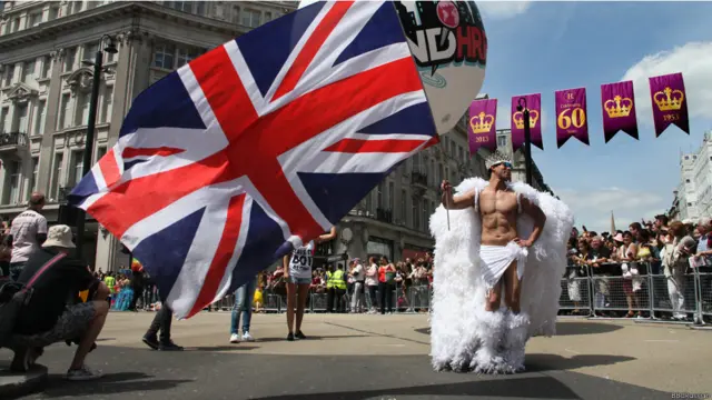 Участник парада с британским флагом