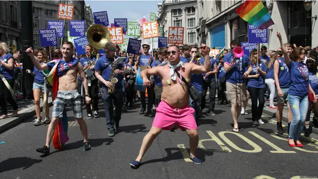 Участники парада танцуют