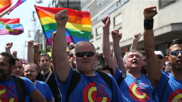 Участники гей-парада.